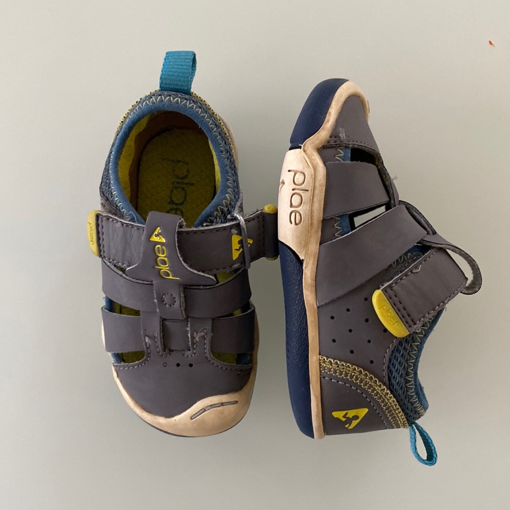 Toddler size 6 Plae shoes